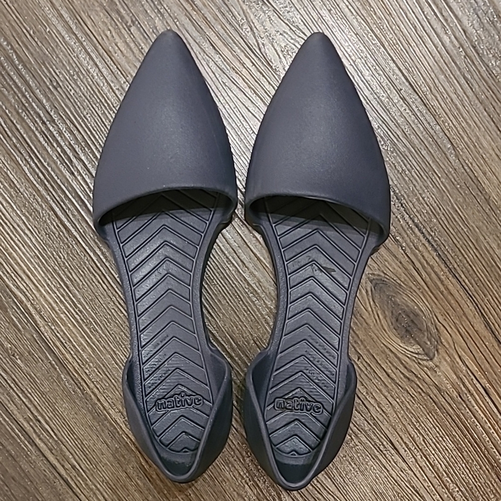 Bluish grey pointed flats